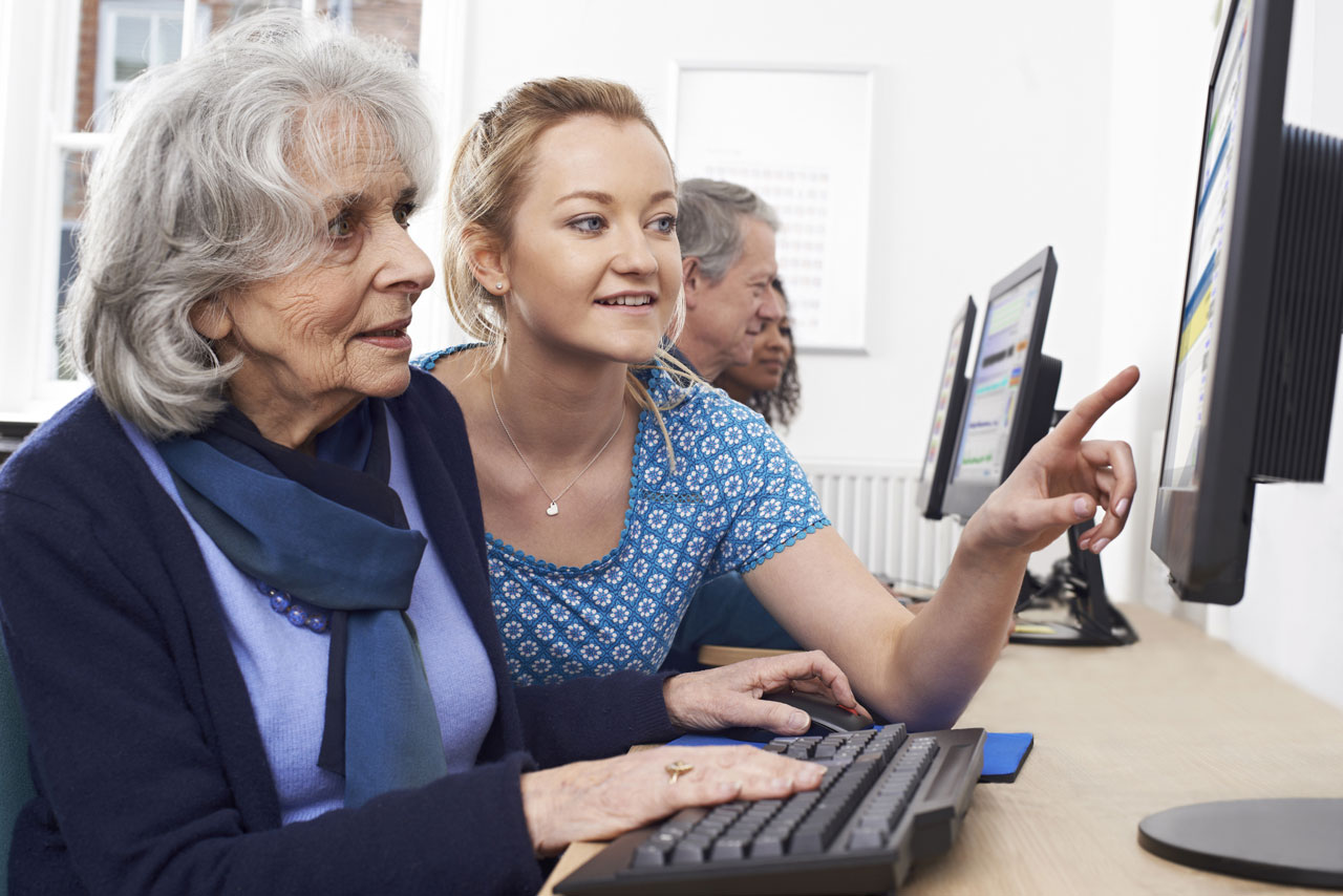 ¿Cómo ayudar a los adultos mayores a usar la tecnología?