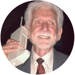 Dr. Martin Cooper - Inventor del teléfono celular, con el prototipo DynaTAC de 1973.(foto año 2007)