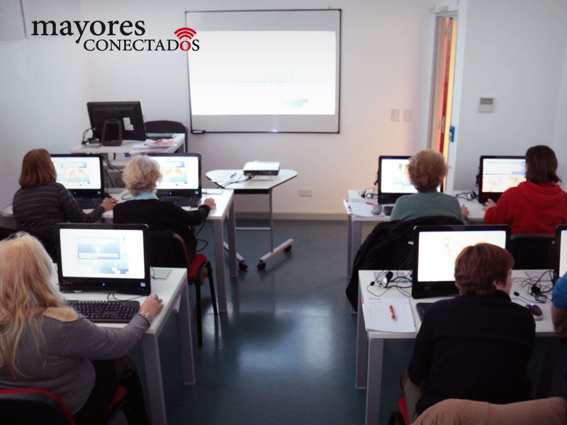 fotografía del aula durante los cursos gratuitos presenciales de computación para adultos mayores del Programa de Mayores Conectados