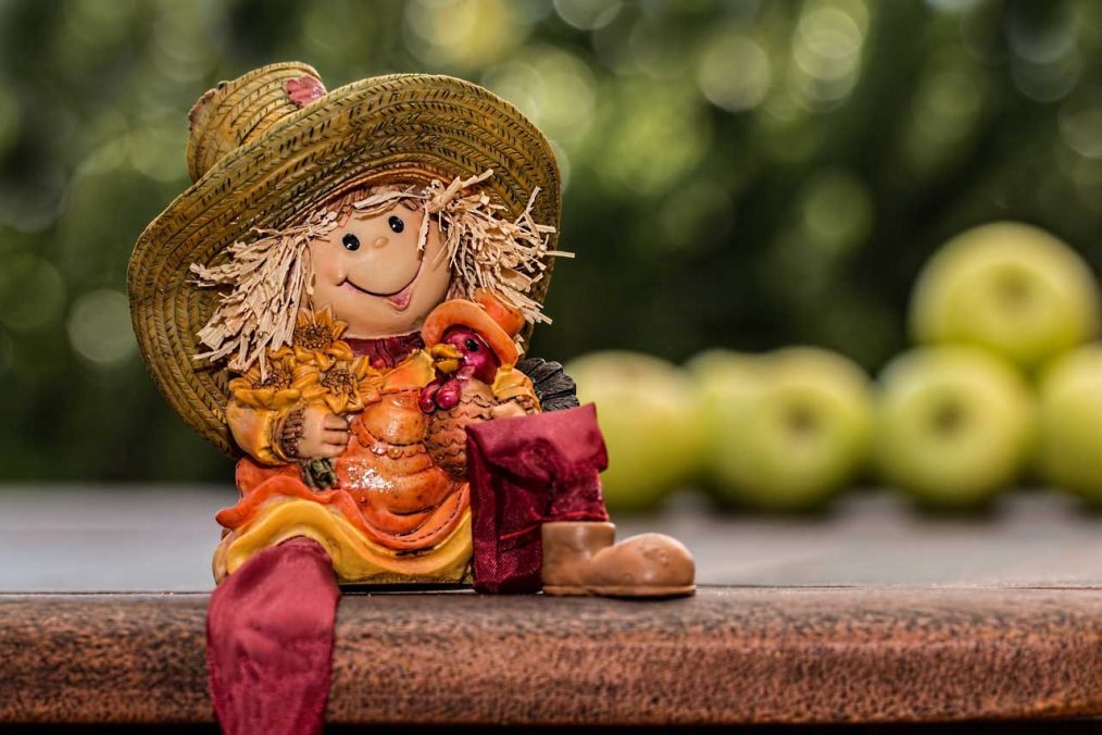 estatuilla de un granjero feliz