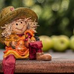 estatuilla de un granjero feliz