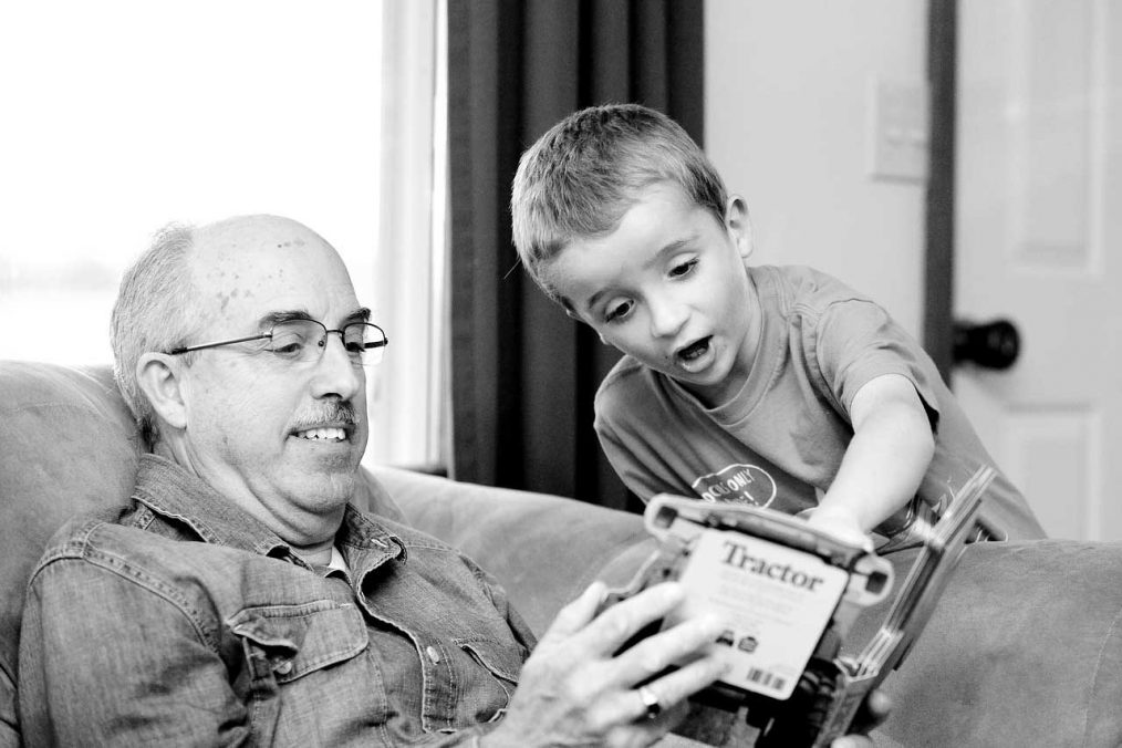 abuelo y nieto viendo un libro