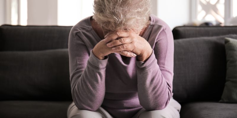 mujer adulta mayor deprimida