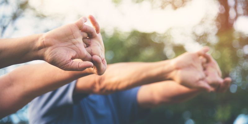 manos de adultos mayores estirándose