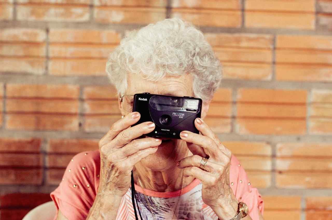 abuela usando cámara de fotos invitando a vencer el temor sobre tecnología