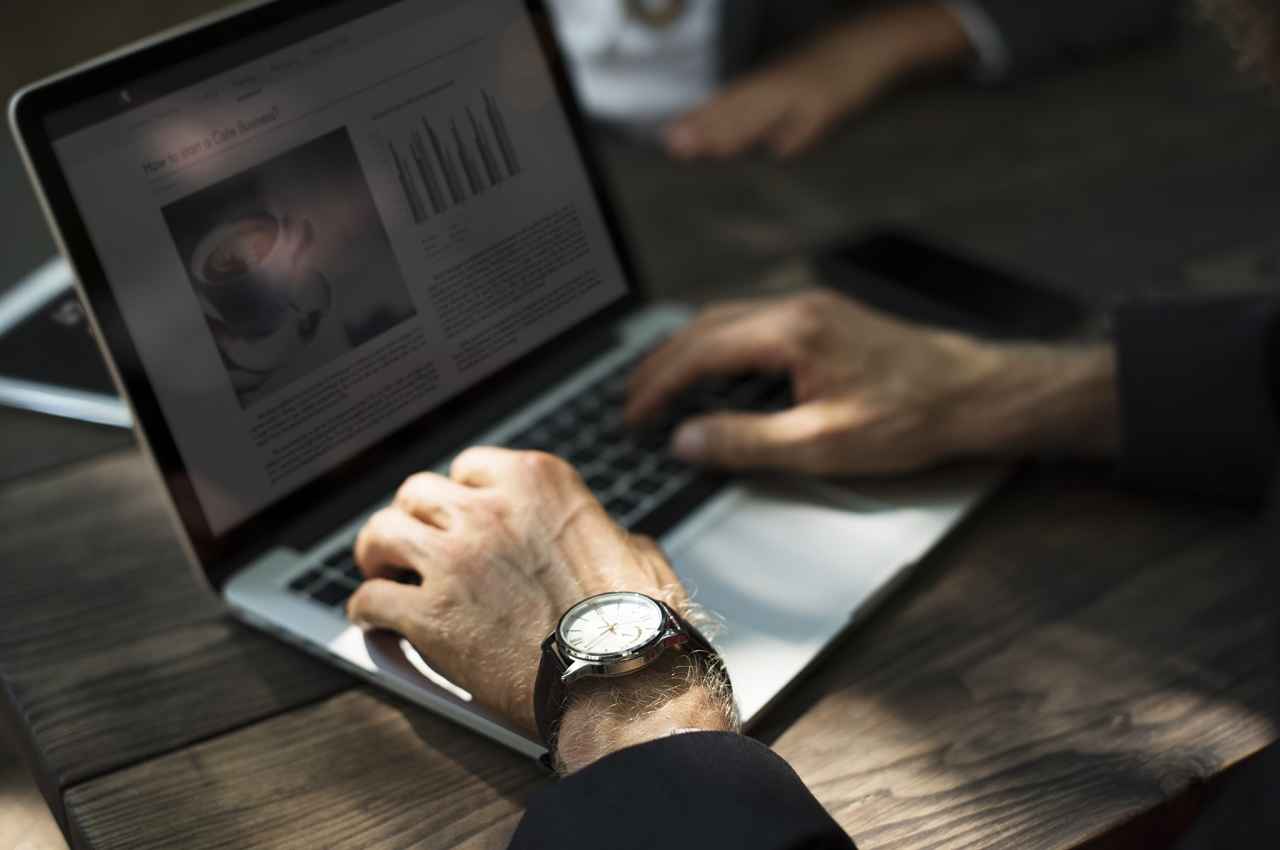 adulto buscando lugar seguro en internet