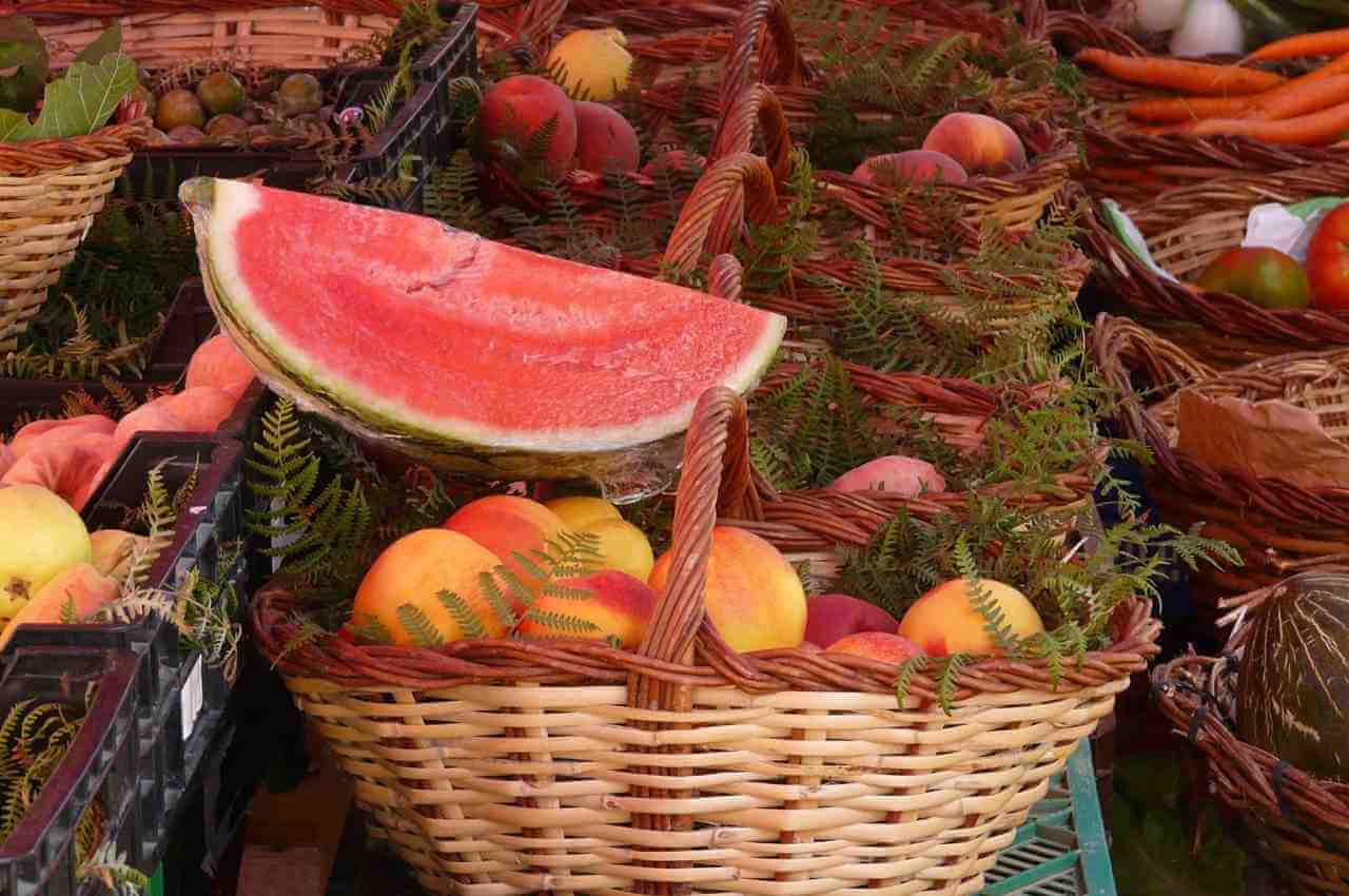 canasta con frutas hidratantes