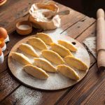 cocinando en casa empanadas para ahorrar en la cocina
