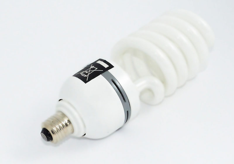 bombilla de luz de bajo consumo para ahorrar en el consumo de tarifa