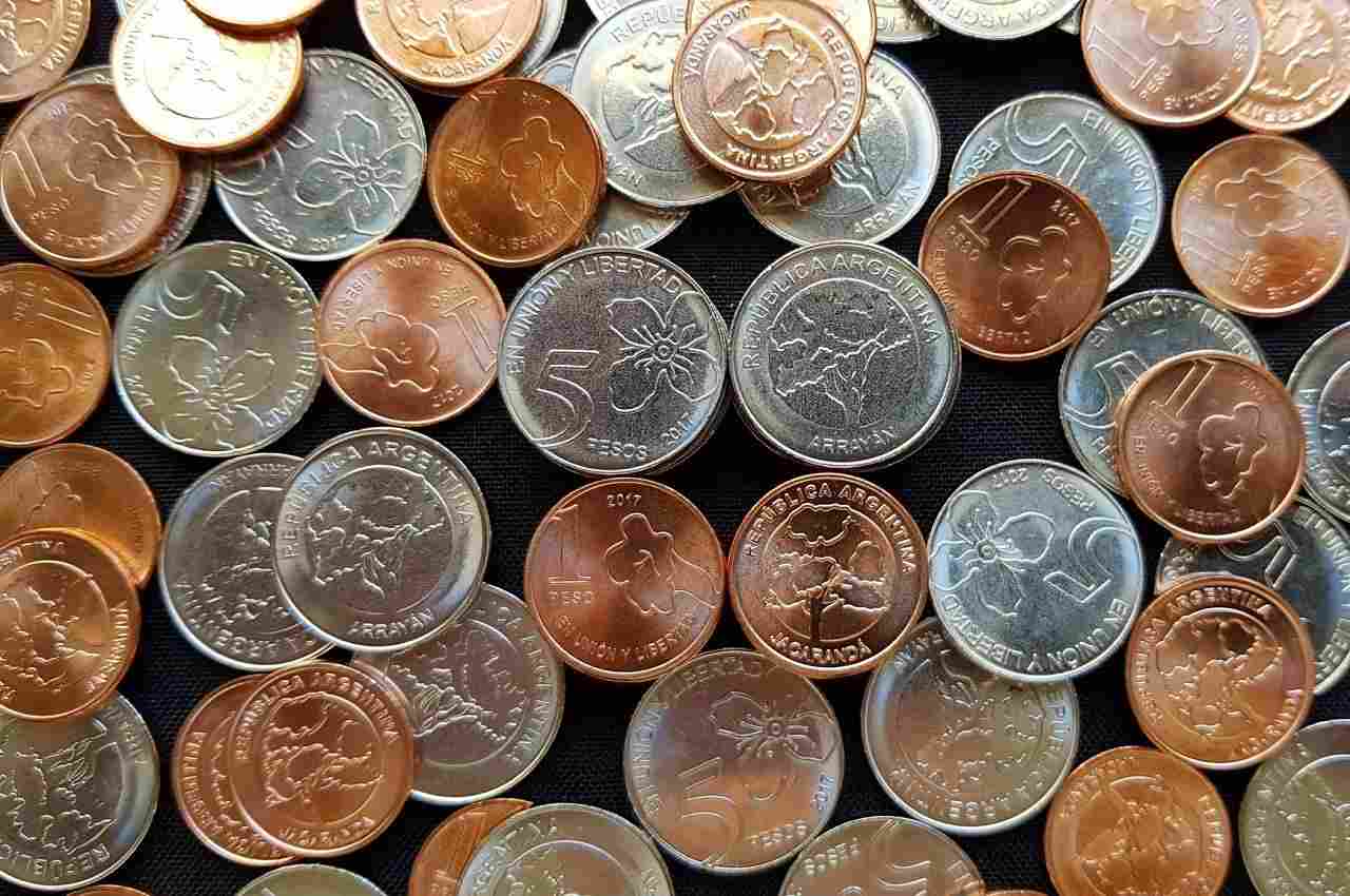 montón de nuevas monedas argentinas