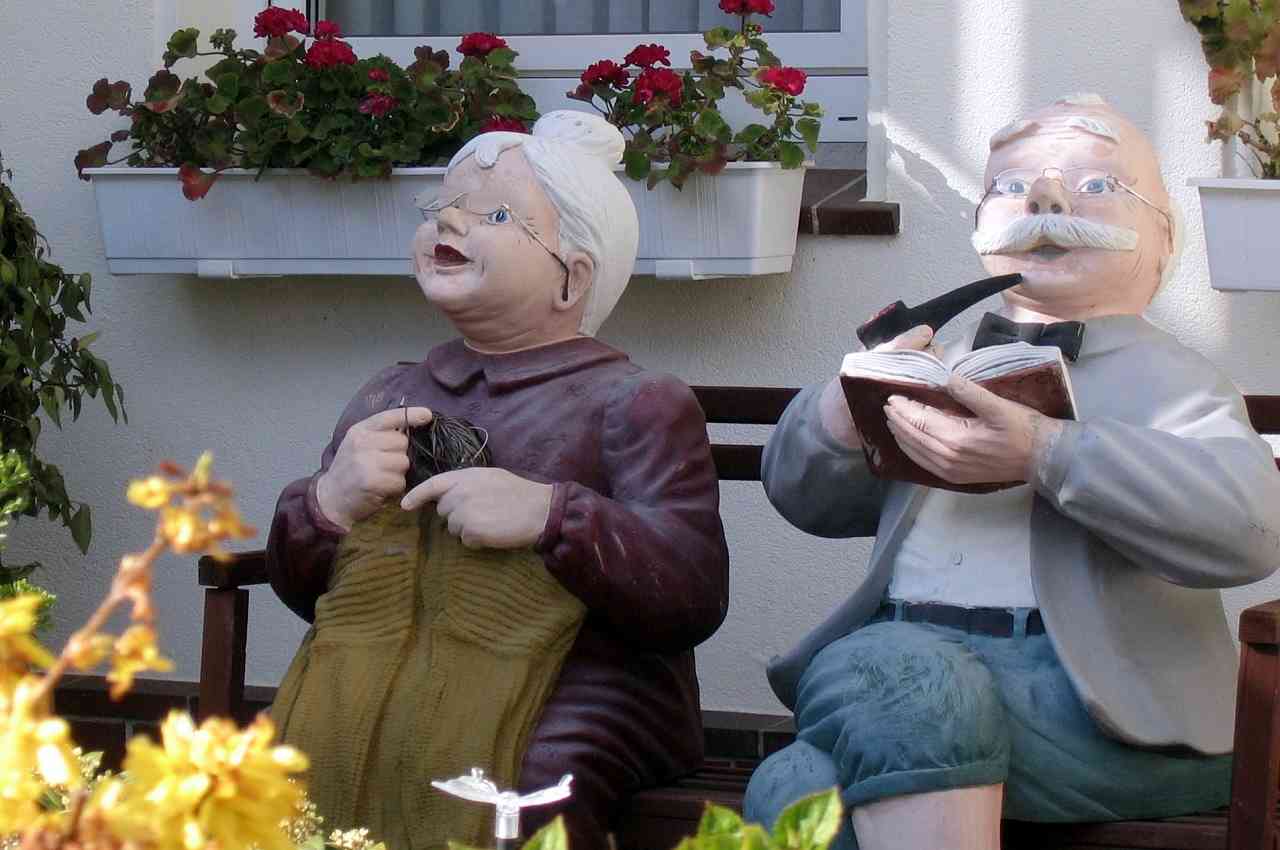 imagen de viejitos muñecos compartiendo la vida en una vivienda