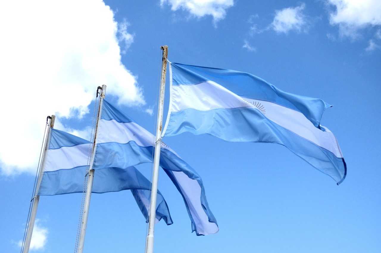 banderas argentinas en el día del himno nacional argentino