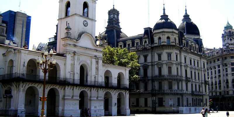 imagen tomada el cabildo desde plaza de mayo