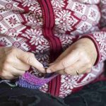 abuela tejiendo a dos agujas