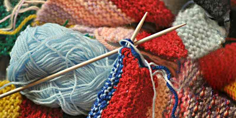 lanas de colores y dos agujas para tejer