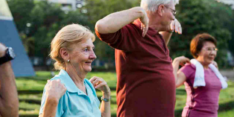 adultos mayores haciendo ejercicio para ayudar a la falta de memoria
