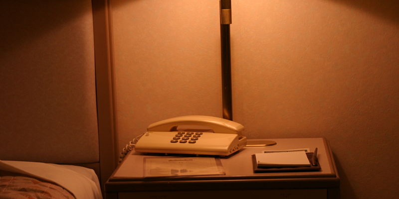 teléfono en mesa de luz donde llegan las llamadas que se evalúan como estafa telefónica