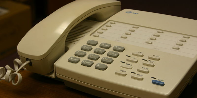 teléfono en casa de adulto mayor propenso a recibir una estafa telefónica