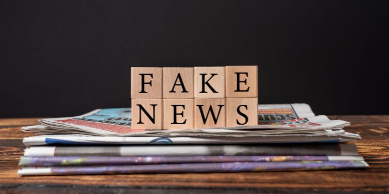 pisa de diarios con frase "fake news"