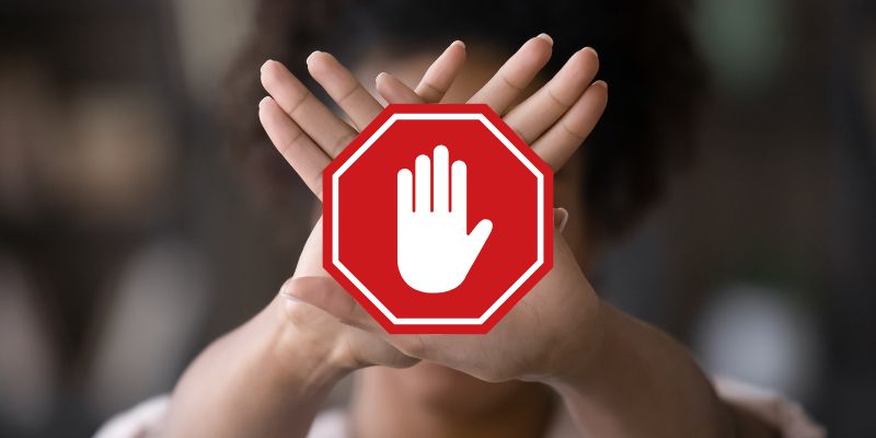 manos en señal de parar con icono de parar las publicidades